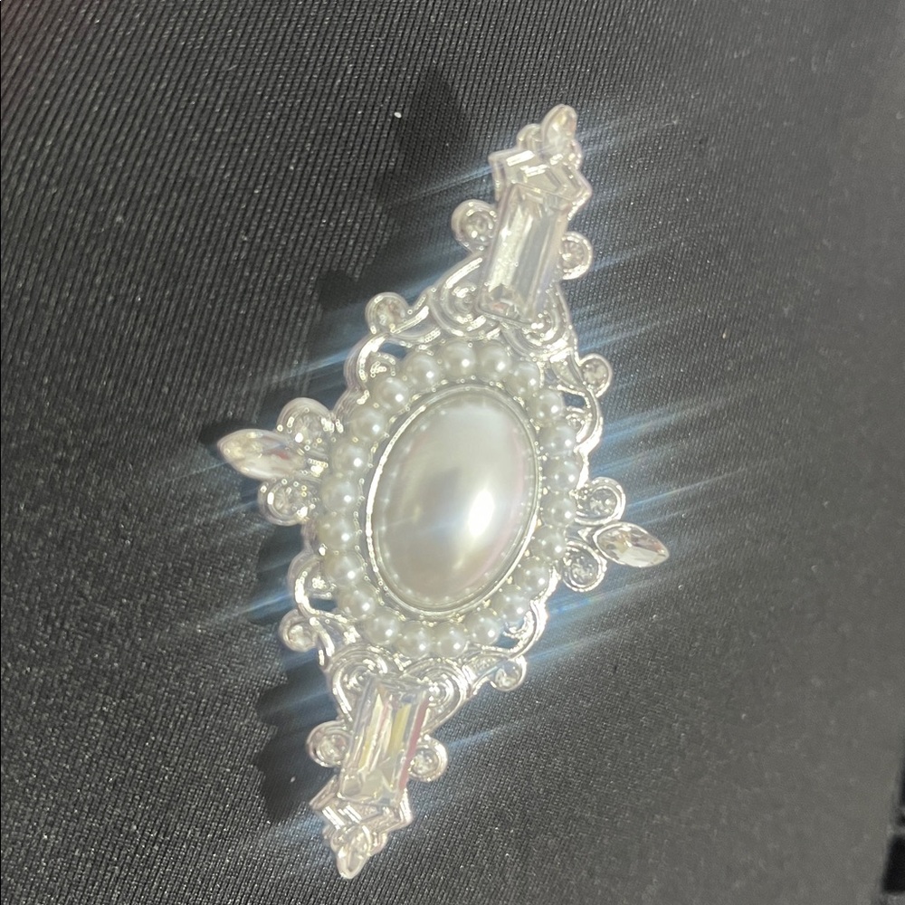 Elegant Silver Cross Brooch with Faux Pearl Accent - Picture 9 of 9